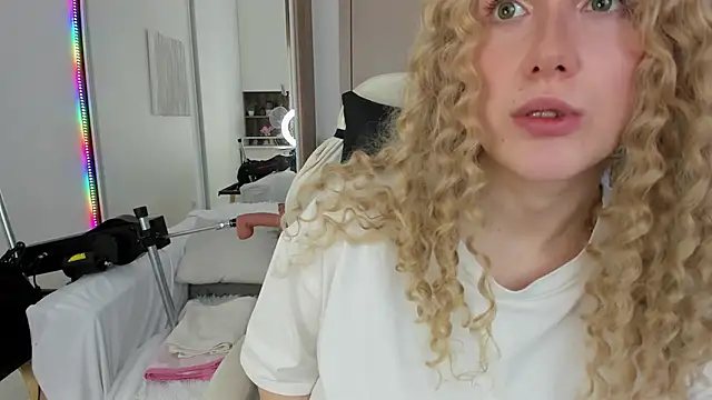 Snapshot of CarolMay chatting on May 15, 2026, 7:04 am CarolMay online show from May 15, 2026, 7:04 am
