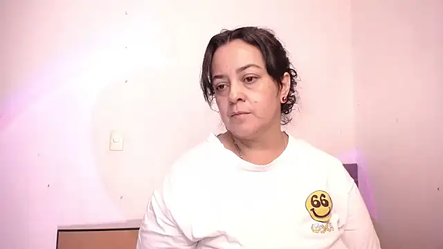 lucia vonne  online show from June 3, 2026, 12:24 am