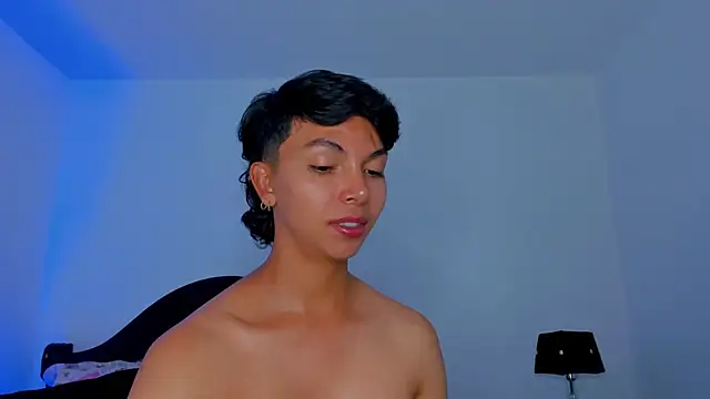 xhenisa  online show from September 10, 2025, 9:37 pm