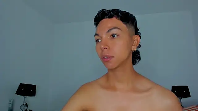 xhenisa  online show from March 11, 2026, 4:35 pm