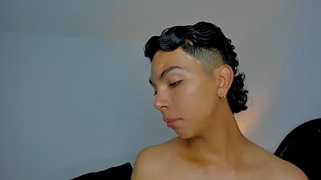 xhenisa  online show from March 12, 2026, 8:48 pm