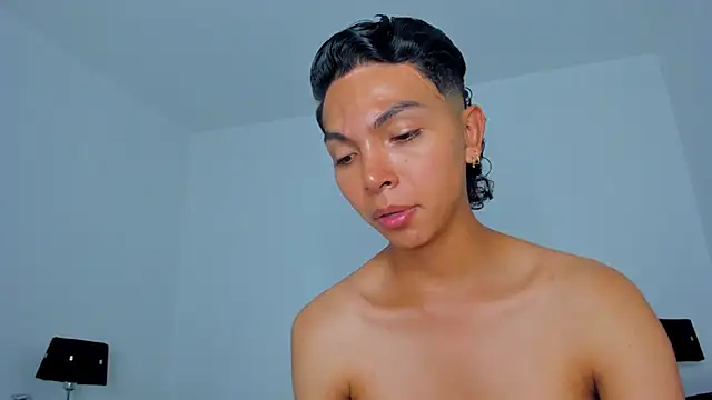 xhenisa  online show from April 6, 2026, 8:32 pm