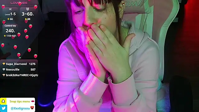 Snapshot of PetiteAngel666 chatting on January 23, 2025, 3:05 am PetiteAngel666 online show from January 23, 2025, 3:05 am