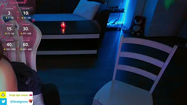 Snapshot of PetiteAngel666 chatting on February 22, 2025, 7:23 am PetiteAngel666 online show from February 22, 2025, 7:23 am