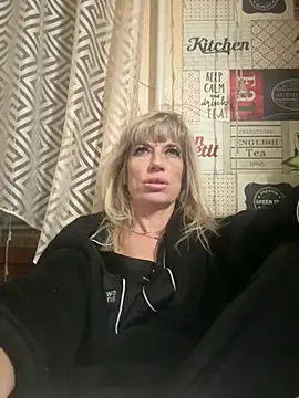 Snapshot of AlinaGrosu chatting on March 4, 2026, 9:43 pm AlinaGrosu online show from March 4, 2026, 9:43 pm