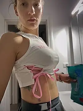 Snapshot of Ella_Charm chatting on October 14, 2025, 3:46 pm Ella Charm online show from October 14, 2025, 3:46 pm