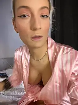 Snapshot of Ella_Charm chatting on October 22, 2025, 4:29 pm Ella Charm online show from October 22, 2025, 4:29 pm