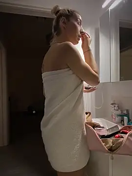 Snapshot of Ella_Charm chatting on October 24, 2025, 3:41 pm Ella Charm online show from October 24, 2025, 3:41 pm