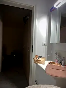 Snapshot of Ella_Charm chatting on November 2, 2025, 4:42 pm Ella Charm online show from November 2, 2025, 4:42 pm