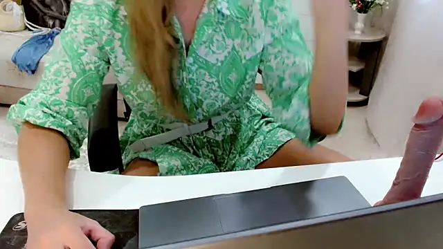 Snapshot of EveLove33 chatting on September 24, 2025, 6:39 am EveLove33 online show from September 24, 2025, 6:39 am