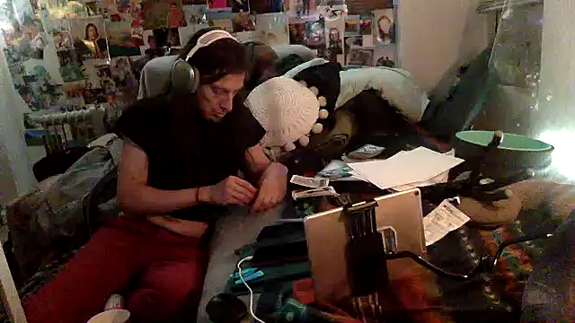 Snapshot of DownstairsSky chatting on January 31, 2025, 5:51 am DownstairsSky online show from January 31, 2025, 5:51 am