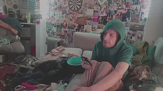 Snapshot of DownstairsSky chatting on February 4, 2025, 2:49 am DownstairsSky online show from February 4, 2025, 2:49 am