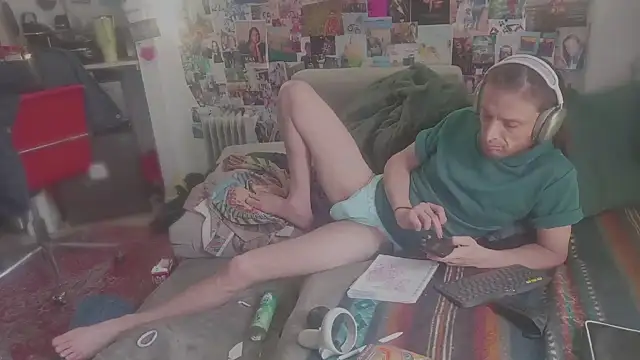 Snapshot of DownstairsSky chatting on February 5, 2025, 2:05 pm DownstairsSky online show from February 5, 2025, 2:05 pm