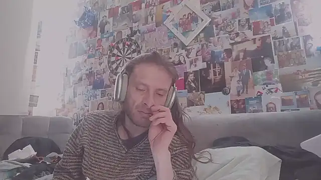 Snapshot of DownstairsSky chatting on March 3, 2025, 7:32 am DownstairsSky online show from March 3, 2025, 7:32 am