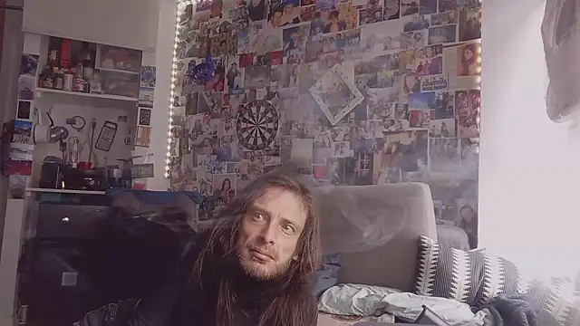 Snapshot of DownstairsSky chatting on March 6, 2025, 3:13 pm DownstairsSky online show from March 6, 2025, 3:13 pm