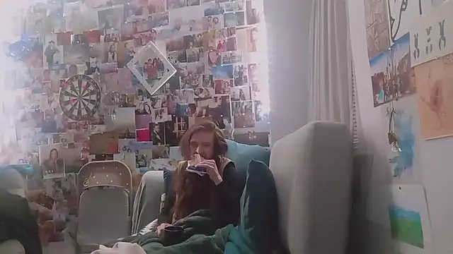 Snapshot of DownstairsSky chatting on March 7, 2025, 7:30 am DownstairsSky online show from March 7, 2025, 7:30 am