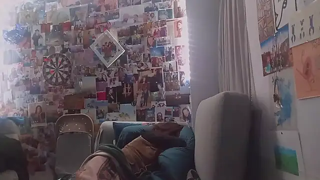 Snapshot of DownstairsSky chatting on March 7, 2025, 10:35 am DownstairsSky online show from March 7, 2025, 10:35 am