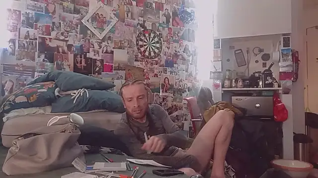 Snapshot of DownstairsSky chatting on March 12, 2025, 6:29 am DownstairsSky online show from March 12, 2025, 6:29 am