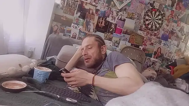 Snapshot of DownstairsSky chatting on March 14, 2025, 5:02 pm DownstairsSky online show from March 14, 2025, 5:02 pm