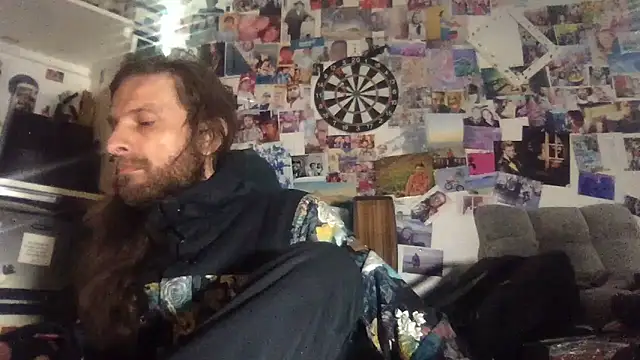 Snapshot of DownstairsSky chatting on November 29, 2025, 8:39 am DownstairsSky online show from November 29, 2025, 8:39 am