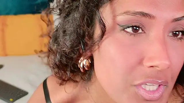 ShanialaFrancaise online show from April 8, 2026, 11:54 am