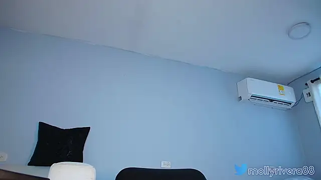 mollyrivera online show from September 22, 2025, 8:22 pm