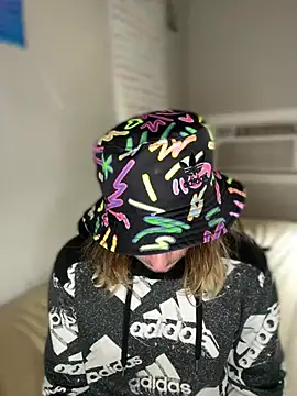 4kUsh2Fashion0 online show from February 2, 2025, 4:32 pm