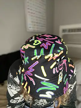 4kUsh2Fashion0 online show from February 4, 2025, 9:10 pm