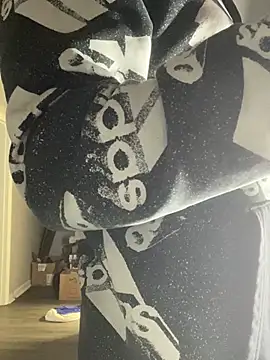 4kUsh2Fashion0 online show from March 6, 2025, 3:56 pm