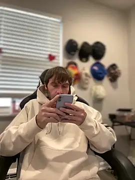 4kUsh2Fashion0 online show from November 19, 2025, 5:02 pm