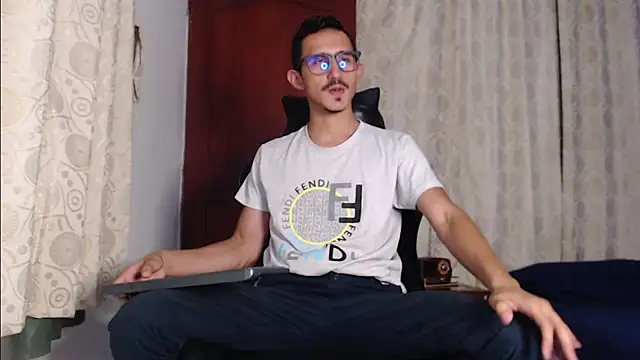 HomeAloneK online show from September 28, 2025, 9:20 pm