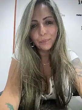  Abril-Office1 online show from December 5, 2024, 10:45 pm