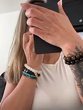  Abril-Office1 online show from January 17, 2025, 6:02 pm