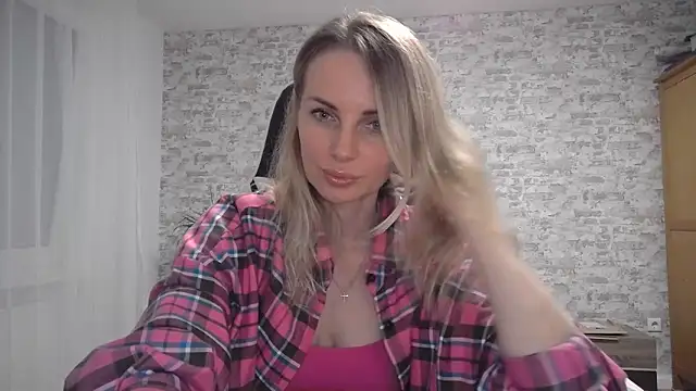 AlissonBia online show from September 15, 2025, 8:42 pm