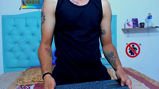 Snapshot of Bad_Couple_1 chatting on October 16, 2025, 10:16 am Bad Couple 1 online show from October 16, 2025, 10:16 am