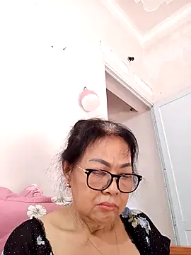 Snapshot of Hotestlove chatting on May 6, 2026, 5:14 am Hotestlove online show from May 6, 2026, 5:14 am