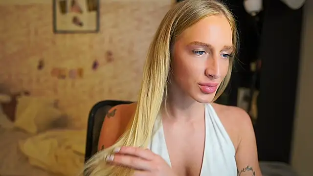 Nicolette  Shea  online show from November 29, 2025, 2:53 pm