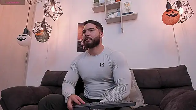 Snapshot of SebastianVilla_ chatting on October 4, 2025, 10:30 pm SebastianVilla online show from October 4, 2025, 10:30 pm