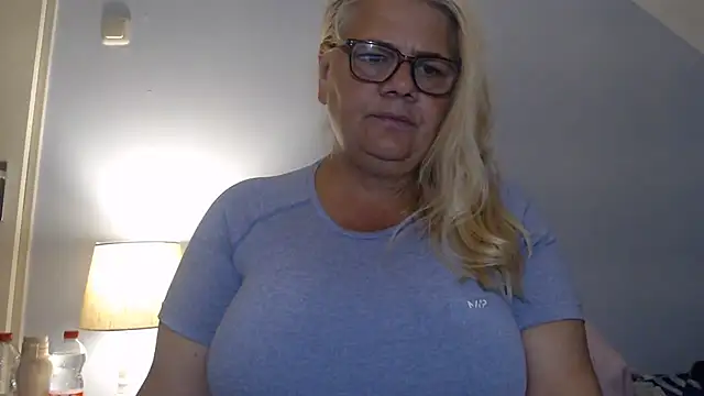 hotladymoon online show from July 27, 2026, 7:10 pm