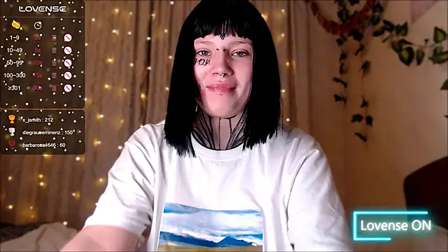 Snapshot of tradishka chatting on December 17, 2024, 11:16 pm tradishka online show from December 17, 2024, 11:16 pm