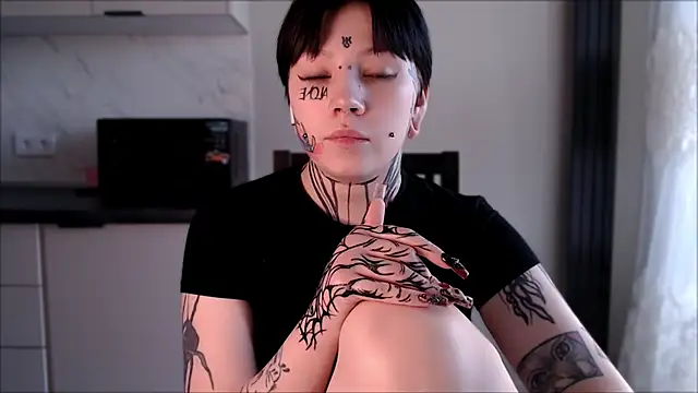 Snapshot of tradishka chatting on January 17, 2025, 12:10 pm tradishka online show from January 17, 2025, 12:10 pm