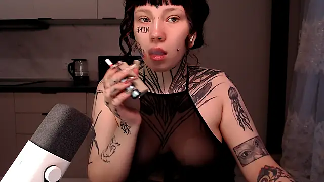 Snapshot of tradishka chatting on February 13, 2025, 5:37 am tradishka online show from February 13, 2025, 5:37 am