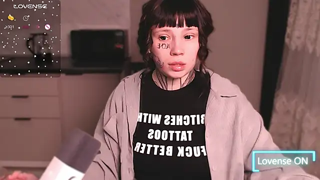 Snapshot of tradishka chatting on March 17, 2025, 10:28 pm tradishka online show from March 17, 2025, 10:28 pm