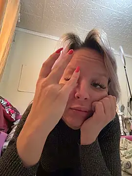 LikaCat online show from November 28, 2025, 3:09 am