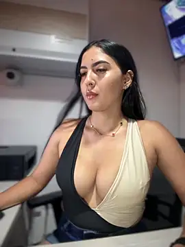 MarianaBenz online show from October 4, 2025, 9:46 pm