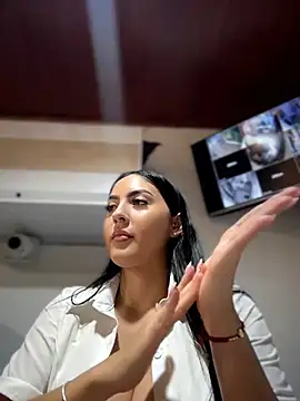 MarianaBenz online show from July 24, 2026, 11:36 pm