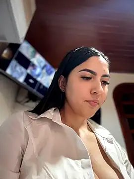 MarianaBenz online show from July 26, 2026, 11:55 pm