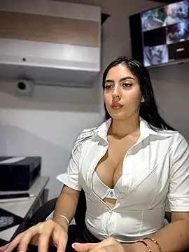 MarianaBenz online show from July 28, 2026, 11:58 pm