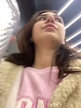 QuitieLia online show from December 8, 2024, 3:13 pm