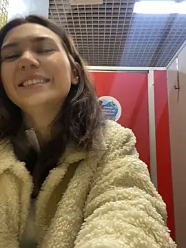 QuitieLia online show from December 19, 2024, 8:23 am